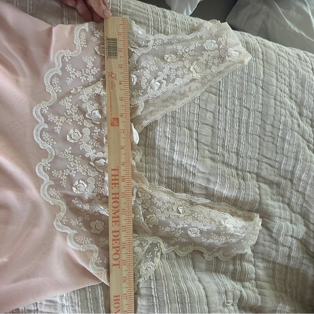 Elegant Vintage Pink Lace Nightgown - Picture 5 of 7